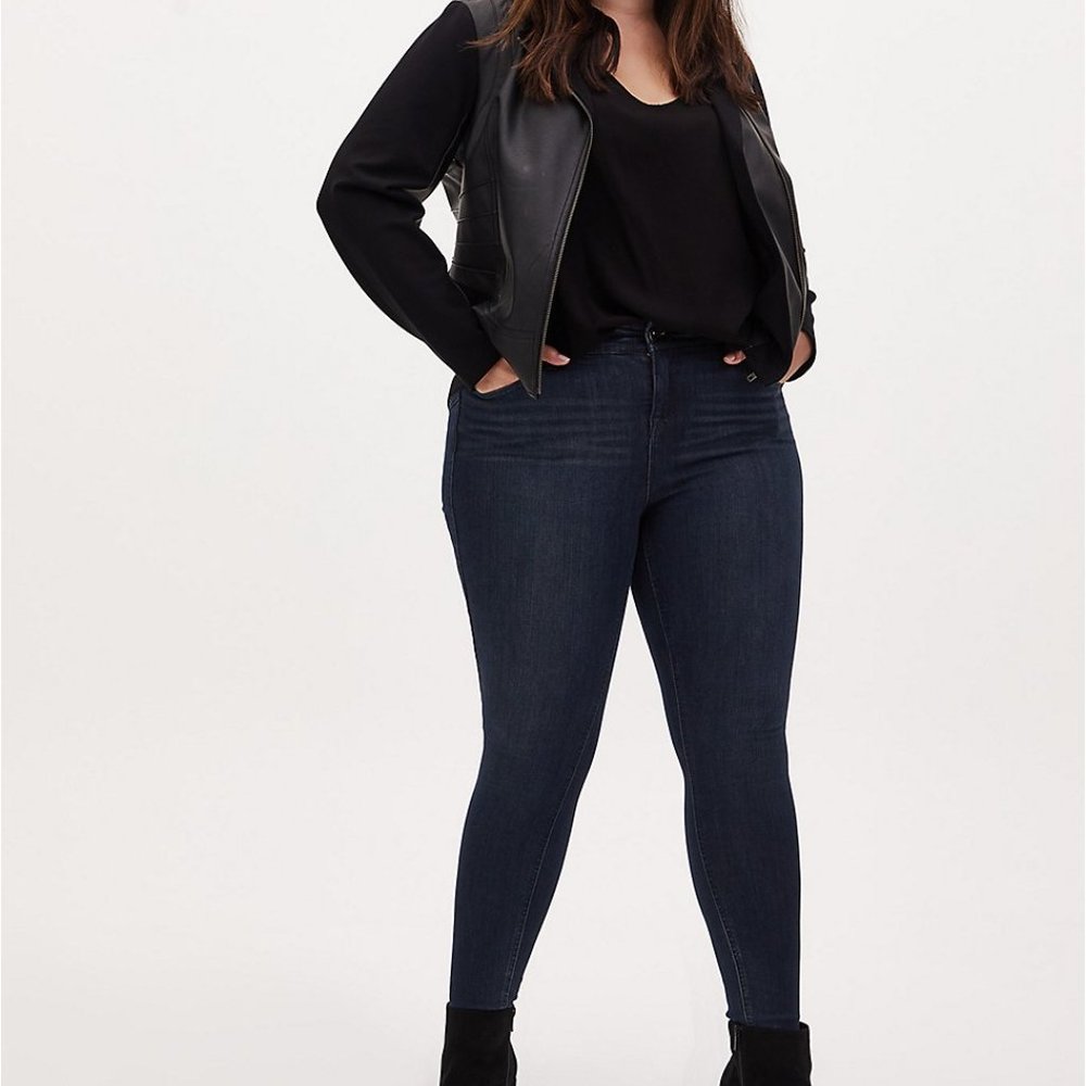 NWT Torrid Women's Blue Jeans. Size 26R.